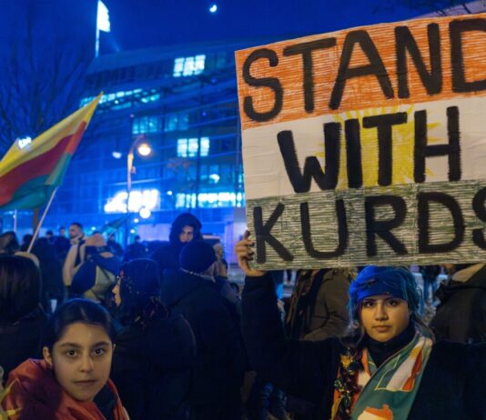 Seit Tagen demonstrieren in Berlin Hunderte Menschen für das im Norden Syriens gelegene kurdische Rojava. (Archivbild)