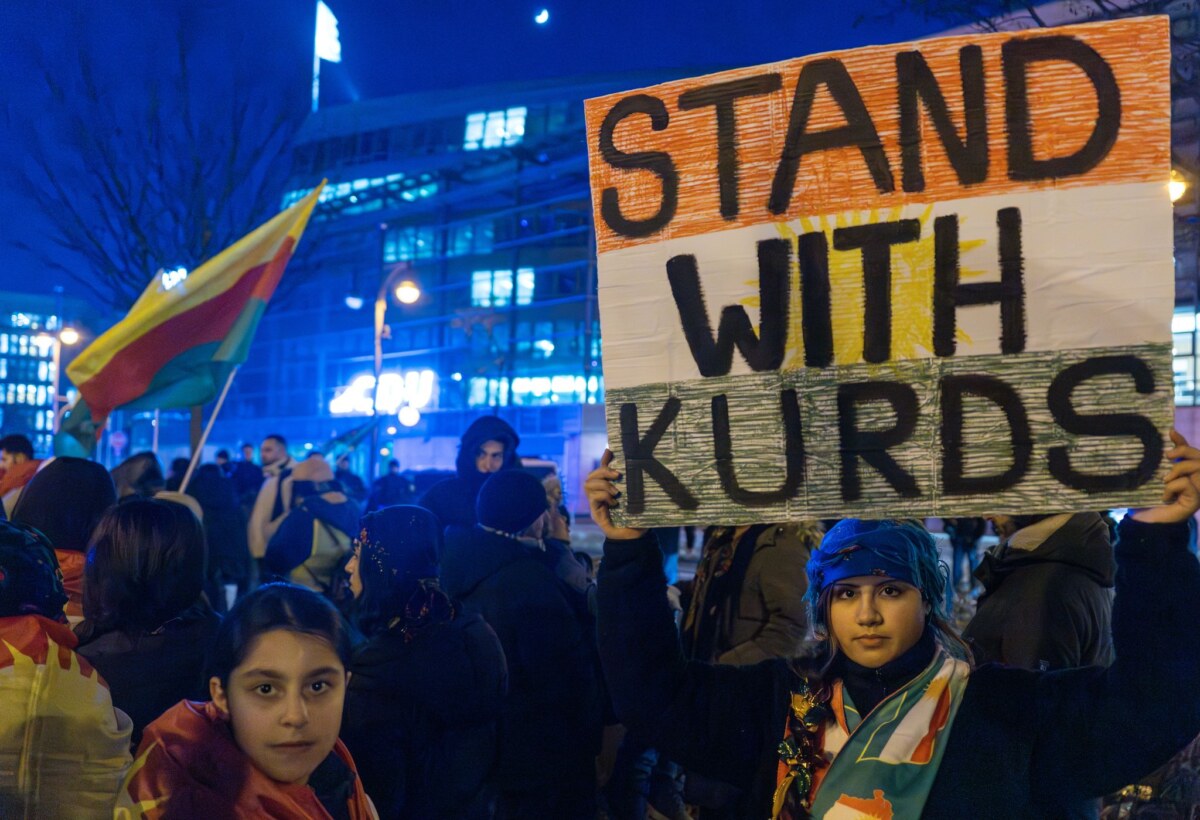 Demonstration für das kurdische Autonomiegebiet Rojava Seit Tagen demonstrieren in Berlin Hunderte Menschen für das im Norden Syriens gelegene kurdische Rojava. (Archivbild)