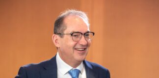 Dobrindt fordert mehr Befugnisse für Verfassungsschutz Dobrindt will den Verfassungsschutz ausbauen - auch über den reinen Nachrichtendienst hinaus. (Archivbild)