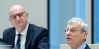 Brandenburgs AfD setzt sich für Rechtsextremist Sellner ein Brandenburgs AfD-Fraktionschef Hans-Christoph Berndt verteidigt den führenden Kopf der Identitären Bewegung, Martin Sellner.