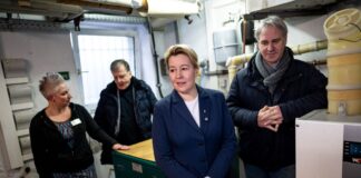 Innung: Keine größeren Probleme mit Heizungen nach Blackout Wirtschaftssenatorin Franziska Giffey (SPD,M), Heimleiterin Ricarda Stein (l) und Heizungsmonteur Thomas Haun (r), Heizungsmonteur.