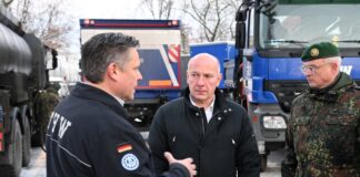 Stromausfall in Berlin: Wegner besucht THW und Bundeswehr Berlins Regierender Bürgermeister Kai Wegner (CDU) war in Berlin-Lankwitz auf Truppenbesuch.