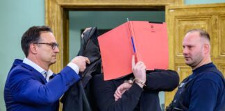 Mordprozess nach tödlicher Verfolgungsjagd gestartet Der 27-Jährige soll mit einem Auto einen Polizisten erfasst und so tödlich verletzt haben.