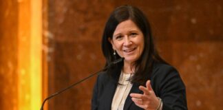 Land Berlin würdigt Einsatz von Pflegeeltern «Unser Anspruch ist es, Pflegekindern sichere und stabile Lebensorte zu bieten und Pflegefamilien nachhaltig zu unterstützen», sagt Senatorin Günther-Wünsch. (Archivbild)