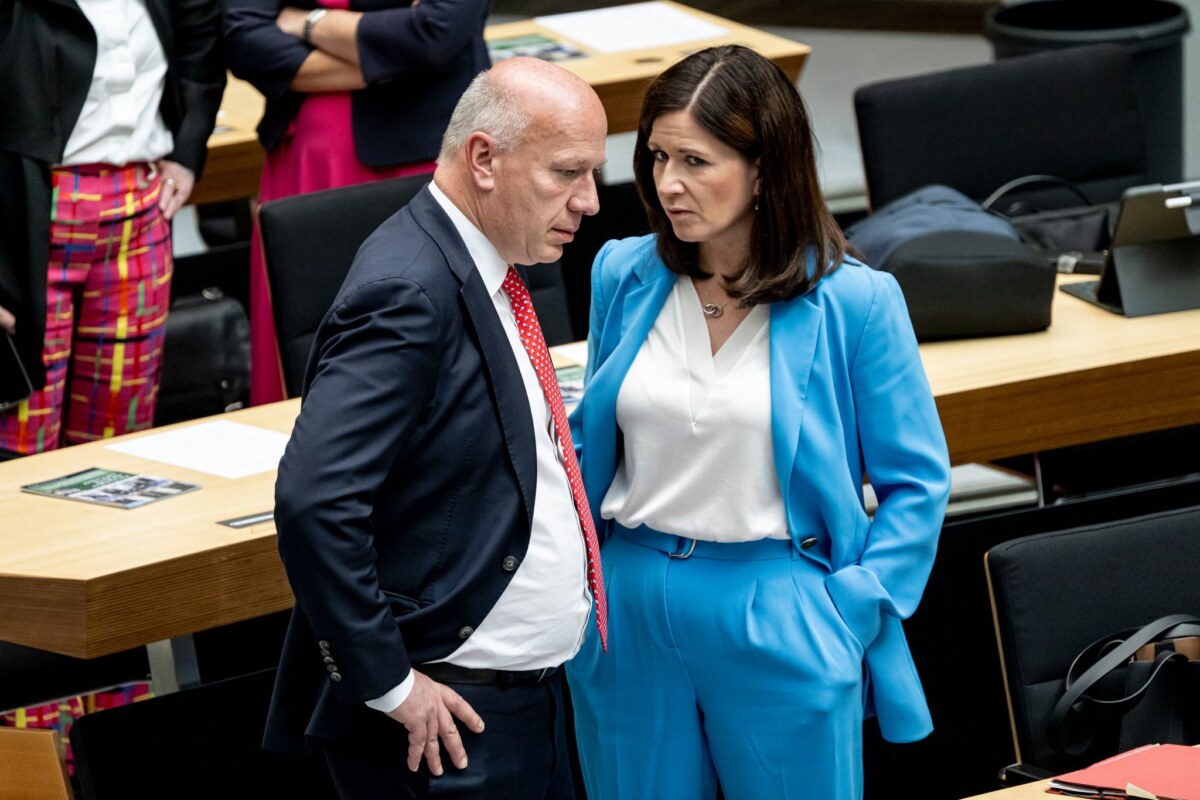 Wegner und Günther-Wünsch Sie war seine Tennispartnerin: Wegner spricht in einer Sitzung des Abgeordnetenhauses mit Günther-Wünsch.