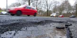 Frost und Verkehr reißen Löcher in Brandenburgs Straßen Schlaglöcher können im Winter häufiger entstehen. (Symbolbild)