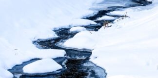 Glatteis-Warnung: Gefährliche Straßen, teils keine Schule Eis bildet sich auch auf Gewässern. (Archivbild)