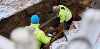 Stromausfall in Berlin: Wieso dauert die Reparatur so lange? Mit Ersatzleitungen konnten einige Haushalte wieder ans Stromnetz angeschlossen werden, rund 35.000 müssen aber wohl bis Donnerstag Geduld haben.