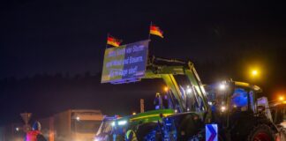 Elf Straßenblockaden mit Traktoren Bei Kremmen blockierten knapp eine Handvoll Traktoren eine Auffahrt zur A24.