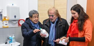 Wiedereröffnung der Caritas-Ambulanz am Zoo mit Frank Zander Die Caritas-Ambulanz ist laut Zander «ganz wichtig für Berlin».