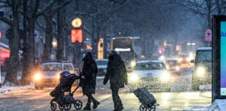 Tausalz als Notlösung – Kritik am Winterdienst in Berlin Fußgänger sind bei Glatteis oft besonders gefährdet. (Archivfoto)
