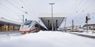 Fernverkehr in Norddeutschland bis Sonntag eingeschränkt Zwei ICE stehen im verschneiten Hauptbahnhof Hannover.