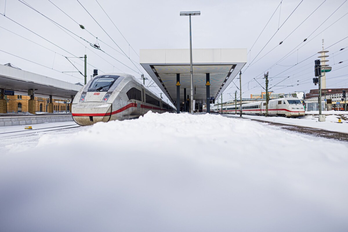 Nach Sturmtief Elli - Bahnhof Hannover Zwei ICE stehen im verschneiten Hauptbahnhof Hannover.