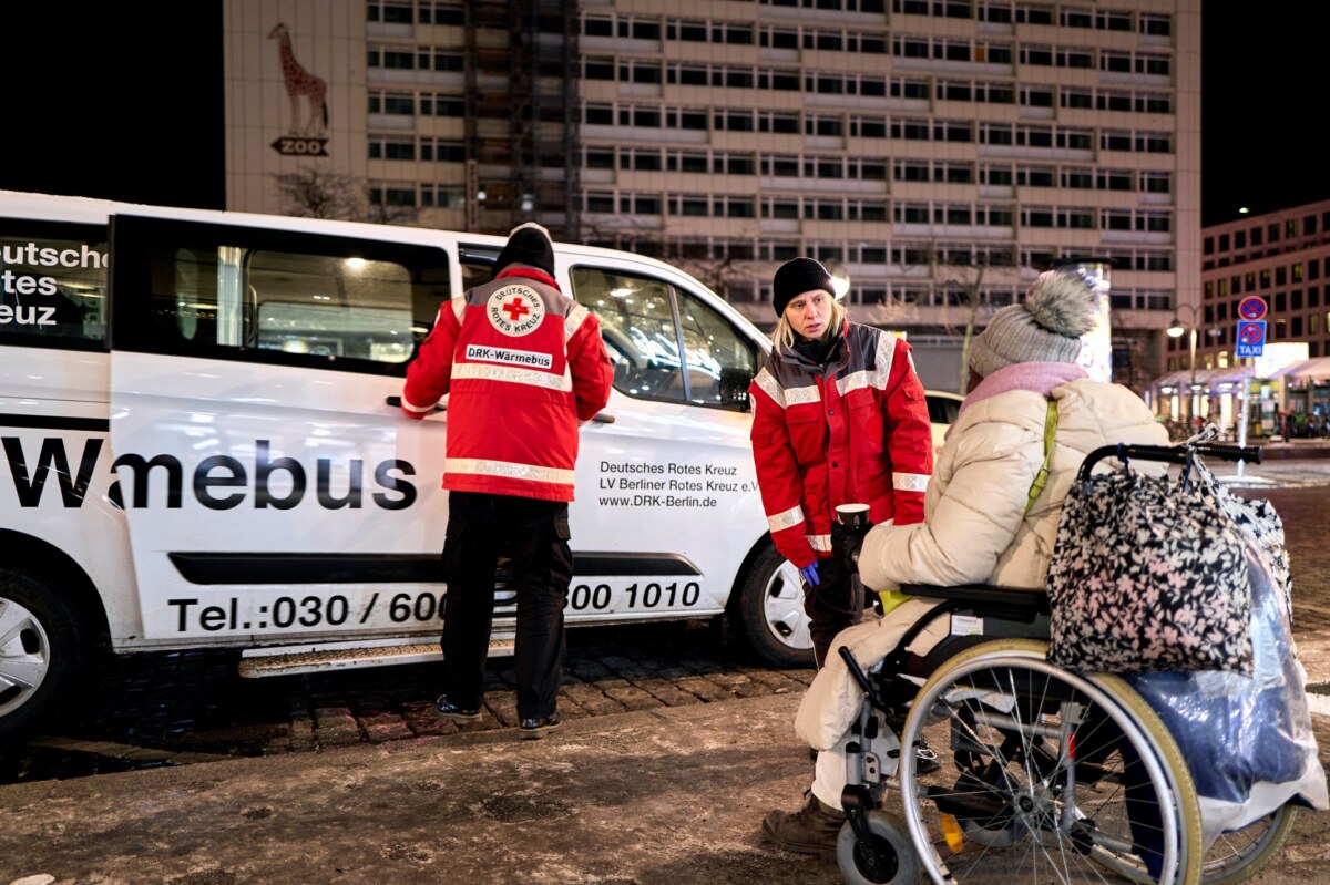 DRK Wärmebus in Berlin Lisa Wiedemann und Sebastian Ulm suchen Menschen auf, die trotz Kälte auf der Straße sind.