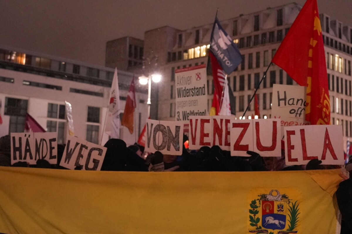 Solidaritätsdemo mit Venezuela in Berlin In Berlin demonstrierten einige Hundert Menschen gegen den US-Angriff auf Venezuela.