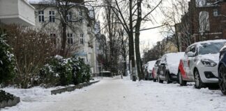 Wetterwarnung: Eltern dürfen über Schulbesuch entscheiden Ein Fußgängerweg in einem Wohngebiet ist nicht geräumt. Es besteht Rutschgefahr.