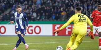 Hertha ohne drei Profis ins Trainingslager nach Portugal Dawid Kownacki (l) fehlt wegen eines grippalen Infekts im Trainingslager. (Archivbild)