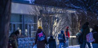 Eingeschränkter Schulstart – «Gott sei Dank ist da Strom» An einigen Schulen im Südwesten Berlins wurden Notbetreuungen eingerichtet.