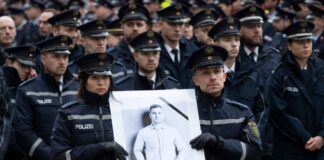 Die Trauer ist groß: Vor rund einem Jahr wurde ein Polizist bei der Fahndung nach Autodieben in Südbrandenburg erfasst und getötet. (Archivbild)