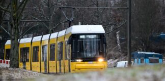 Neue Straßenbahn-Abschnitte enteist und wieder befahrbar Wegen vereister Oberleitungen wurde der Straßenbahnverkehr in Berlin am Anfang der Woche komplett eingestellt.