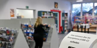 Anschlag auf Stromnetz: Bundestagsausschuss wird informiert Tee und Lademöglichkeiten für das Handy in der Bibliothek. Im Südwesten von Berlin sind Zehntausende seit Tagen ohne Strom.