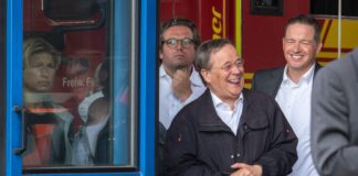 Urlaub, Lacher, Tennisspiel – Politiker-Patzer mit Folgen Der Laschet-Moment. Der damalige Unionskanzlerkandidat Armin Laschet (CDU) lachte nach der Ahrtal-Katastrophe bei einem Besuch der Region im Juli 2021, während Bundespräsident Frank-Walter Steinmeier sich zu dem Unglück äußerte. (Archivbild)