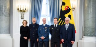 Steinmeier fordert raschen Schutz der Infrastruktur Bundespräsident Steinmeier ehrt beim Neujahrsempfang Berliner Einsatzleiter von Polizei, Feuerwehr und THW, die beim Strom-Blackout Verantwortung hatten