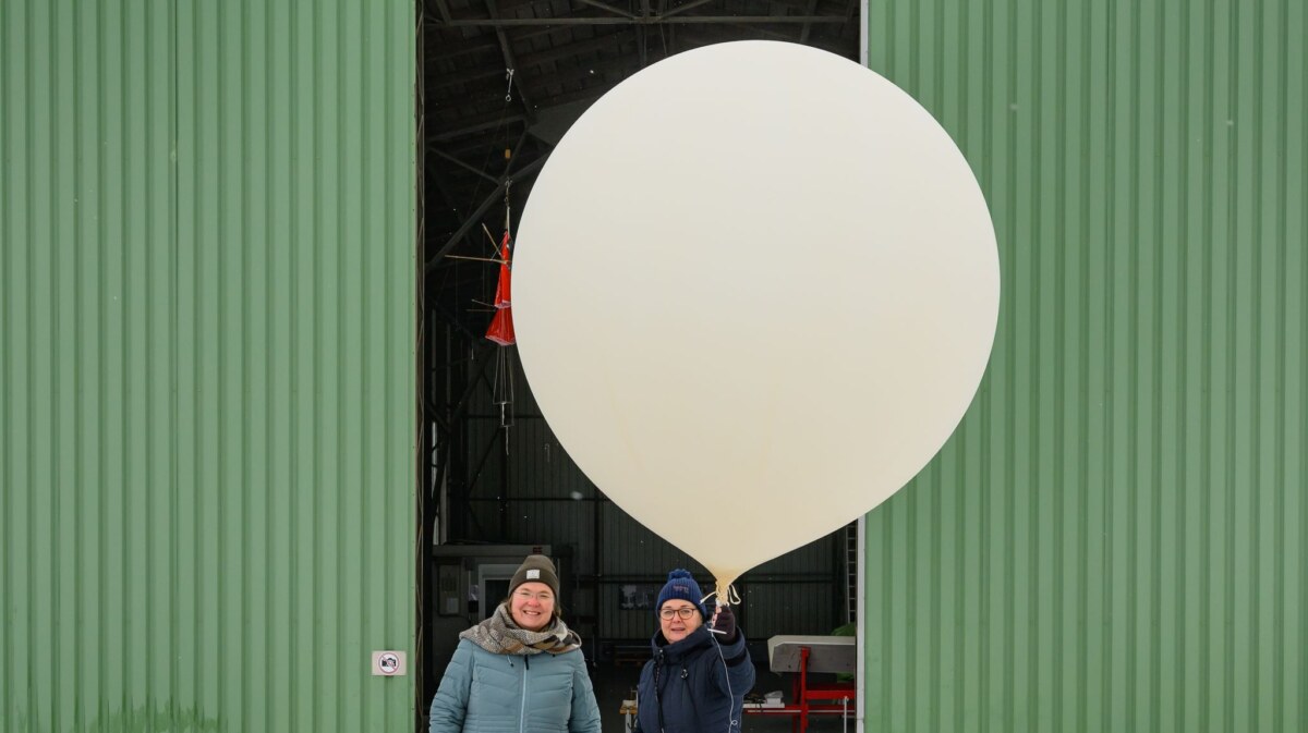Bundestagsabgeordnete Lübcke besucht Deutschen Wetterdienst Der Wetterballon soll in über 30 Kilometern Höhe Wetterdaten sammeln.