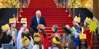 Sternsinger besuchen Kai Wegner im Berliner Rathaus Kinder der St. Mauritius-Grundschule in Berlin-Lichtenberg werden zum Sternsingen von Berlins Regierendem Bürgermeister Kai Wegner (CDU) begrüßt.