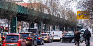 Fahrzeuge stauen sich auf der Schönhauser Allee in Berlin-Prenzlauer Berg. Bild: IMAGO / snapshot
