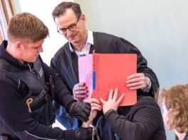 Auch am zweiten Verhandlungstag im Prozess um einen tödlichen Polizei-Einsatz gegen Autodiebe verdeckt der Angeklagte sein Gesicht. 