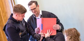 Auch am zweiten Verhandlungstag im Prozess um einen tödlichen Polizei-Einsatz gegen Autodiebe verdeckt der Angeklagte sein Gesicht. 