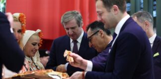 Das schmeckt! Spitzenpolitiker und -politikerinnen lassen sich seit jeher gerne von der Presse bei ihren Rundgängen auf der Grünen Woche begleiten. 