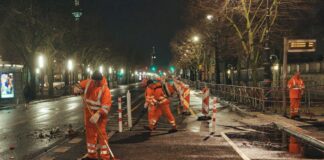 Nach Silvester: Das große Aufräumen hat begonnen Die Berliner Stadtreinigung schickt schon am frühen Morgen in Mitte Putztrupps, um die Straßen rund um das Brandenburger Tor zu säubern.