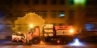 Glätte führt zu Einschränkungen im Berliner Verkehr Der starke Regen hat Streumittel zum Teil von der Straße gespült.