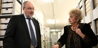 Tova Friedman besucht vor Bundestagsrede Archiv in Berlin Im Bundesarchiv ließ sich die Holocaust-Überlebende Tova Friedman vom Präsidenten der Behörde, Michael Hollmann, erklären, warum ein Großteil der Dokumente nach wie vor nicht online zugänglich ist.