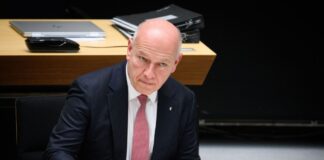 Kaffeewette untersagt – Bezirke wollen sammeln Kai Wegner (CDU), Regierender Bürgermeister von Berlin, sitzt in der Plenarsitzung im Berliner Abgeordnetenhaus.