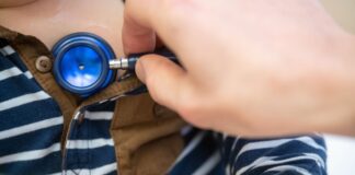 Mehr und mehr Grippefälle in Berliner Krankenhäusern Zu typischen Grippe-Symptomen zählen Fieber, Husten, Halsschmerzen, Schnupfen, Glieder- und Kopfschmerzen. (Symbolbild)