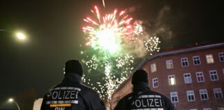 Angriffe auf Polizei und Sanitäter – Kugelbombe in Spandau Erneut sind Polizisten und Rettungskräfte in Berlin von Silvester-Randalierern angegriffen worden.