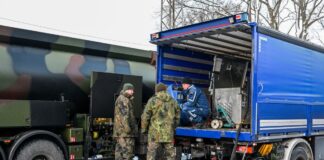 Nach Brandanschlag weiter Tausende ohne Strom in Berlin Die Bundeswehr unterstützt das Technische Hilfswerk bei der Betankung mit Diesel, der für Notstromaggregate benötigt wird.