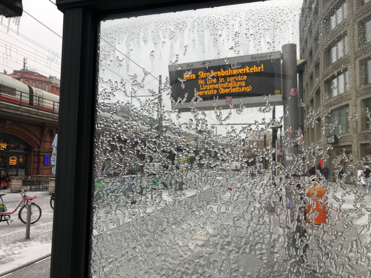 Winterwetter in Berlin - Verkehr Experte regt automatische Methode zur Enteisung von Stromleitungen der Trams an .