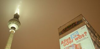 Protest gegen Theo Müller wegen Nähe zu AfD-Chefin Weidel Solche Großprojektionen waren in mehreren Städten geplant.