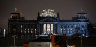 Es bleibt glatt in Berlin und Brandenburg Besonders am Morgen sind die Straßen und Gehwege in Berlin und Brandenburg glatt.