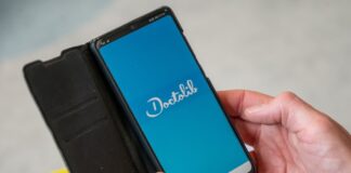 Gericht: Darstellung bei Arztterminen irreführend Ein Mann öffnet auf einem Smartphone die Doctolib-App. (Symbolbild)