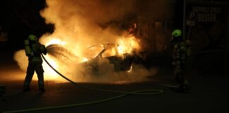 Die Feuerwehr löscht ein brennendes Auto in Berlin. (Symbolbild) 