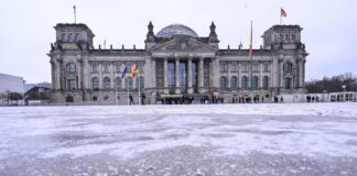 Eisiges Wochenende in Berlin und Brandenburg Glatteis bleibt auch am Wochenende ein Thema in Berlin. (Symbolbild)