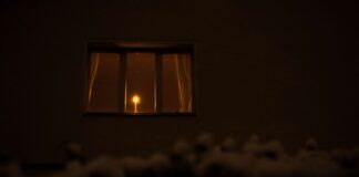 NRW schickt Notstrom-Anhänger nach Berlin Eine Kerze leuchtet während eines Stromausfalls im Südwesten Berlins in einem Mehrfamilienhaus. Hilfe kommt auch aus NRW.