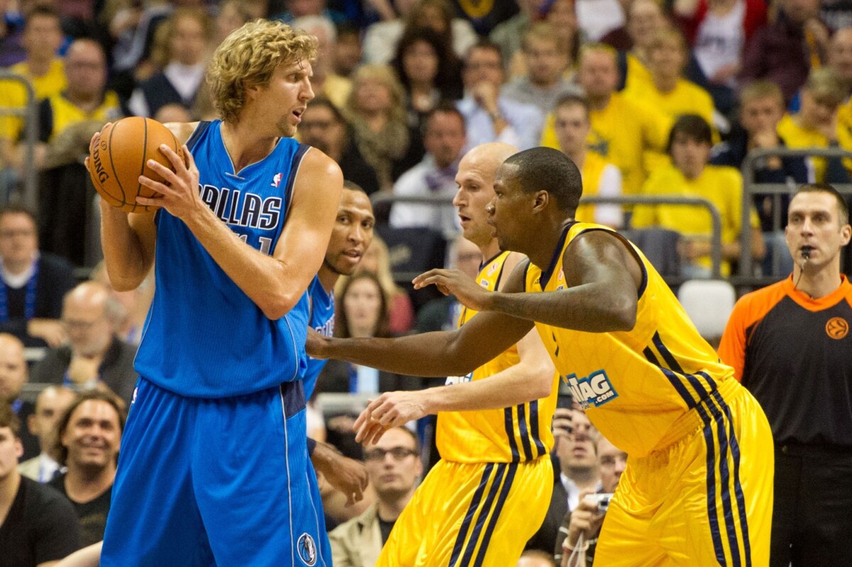 Dirk Nowitzki beim NBA-Spiel in Berlin Nowitzki spielte 2012 mit den Mavericks in Berlin. (Archivbild)