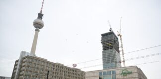 Das neue Hochhaus am Alexanderplatz verändert die Silhouette in Berlin-Mitte. 