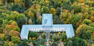 Historisches Areal mit Goebbels-Villa: Großbrand nahe Berlin Auf dem Areal ist ein Brand ausgebrochen. (Archivbild)